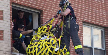 紐約700多斤女孩生病 消防員吊裝帶援救